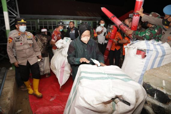 Kemensos Tinjau Korban Banjir di Padang Lawas, Risma Beri Pesan Begini - JPNN.COM