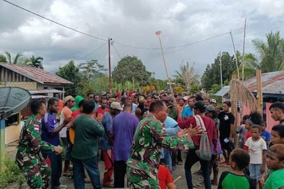 Prajurit TNI dan Warga Senggi Gelar Tradisi Tarian Suling Tambur - JPNN.COM