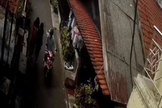 Video Aksi Penjambret di Pasar Rebo Viral di Medsos, Pelaku Sudah Ditangkap, Anda Kenal? - JPNN.COM