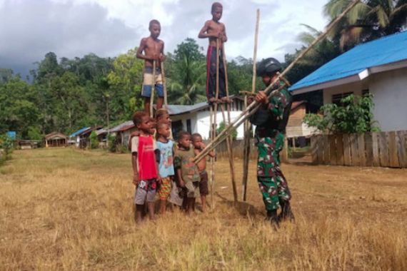 Hebat, Aksi Prajurit TNI Ini Bikin Anak-Anak Papua Tampak Gembira - JPNN.COM