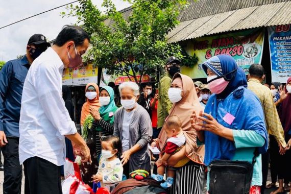Jokowi Bagikan Uang Tunai kepada Pedagang Pasar Purwodadi - JPNN.COM