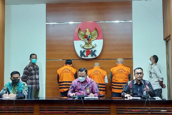 Ditetapkan KPK sebagai Tersangka Suap, Wali Kota Bekasi Rahmat Effendi Tertunduk Lesu - JPNN.COM