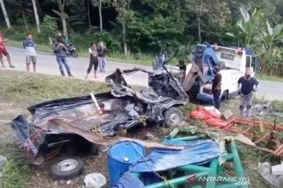 Adu Banteng Pikap vs Truk Besi, Kondisi Mobil Sudah tak Berbentuk, Mengerikan! - JPNN.COM