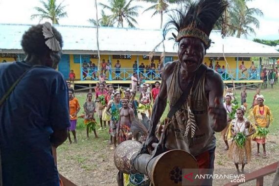 Ultah, Babinsa Kopda Marthen Waromi Dapat 'Kado' Istimewa dari Masyarakat Adat di Merauke - JPNN.COM