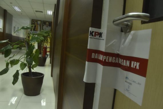 Seusai OTT Rahmat Effendi, KPK Segel Ruang Kepala Disperkimtan Kota Bekasi - JPNN.COM