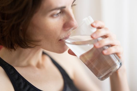 Ingin Bisa Minum Air Putih Lebih Banyak Setiap Hari, Gunakan 6 Trik Jitu Ini - JPNN.COM