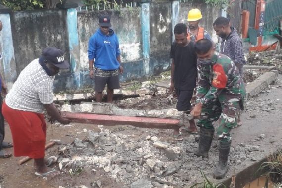 Prajurit TNI AD Membantu Evakuasi Korban Banjir dan Longsong di Jayapura Papua - JPNN.COM