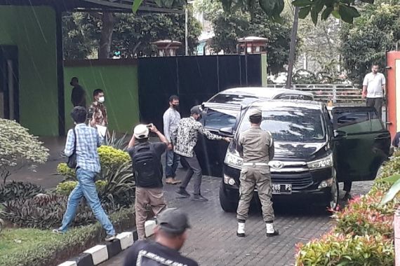 KPK Geledah Kantor Wali Kota Bekasi, Bawa Sesuatu, Begini Penampakannya - JPNN.COM