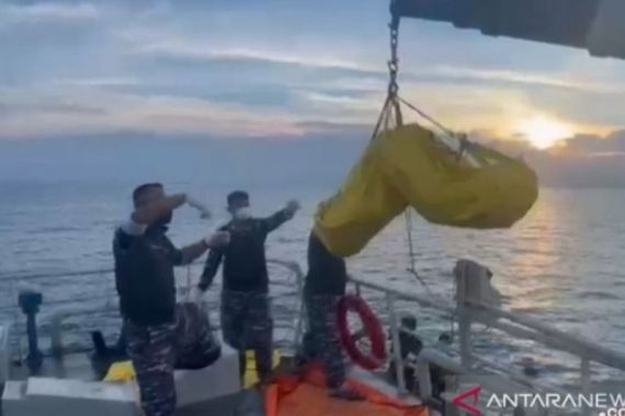 KRI Parang Menemukan Mayat Pria Misterius Mengapung di Tengah Laut, Lihat Proses Evakuasinya - JPNN.COM