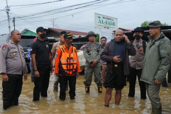 Banjir dan Longsor Terjang Jayapura, 2 Korban Meninggal Dunia Diterbangkan ke Surabaya - JPNN.COM