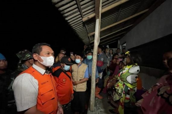 Viral Aksi Membuang Sesajen di Gunung Semeru, Bupati Lumajang Bereaksi Keras - JPNN.COM