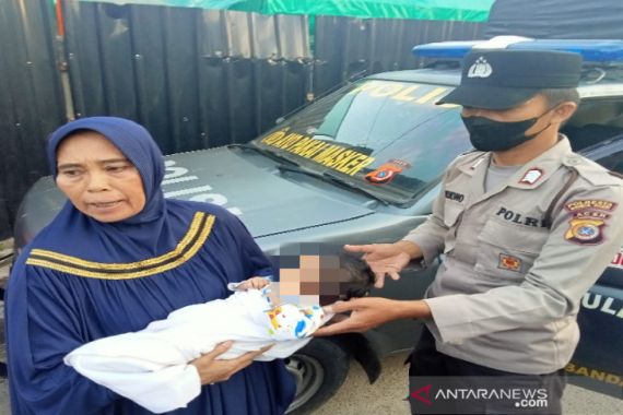 Ada Bayi Perempuan Dibuang di Depan Rumah Pak Saiful, Sontak Geger - JPNN.COM