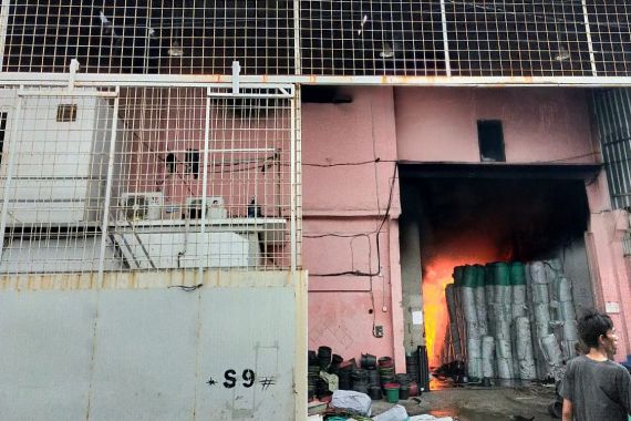Gudang Ember Plastik di Tangerang Terbakar, Damkar DKI Ikut Membantu Pemadaman - JPNN.COM