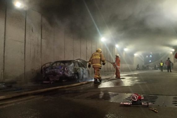 Honda Civic Ludes Terbakar di Underpass Gancit Jaksel, Lihat Fotonya - JPNN.COM