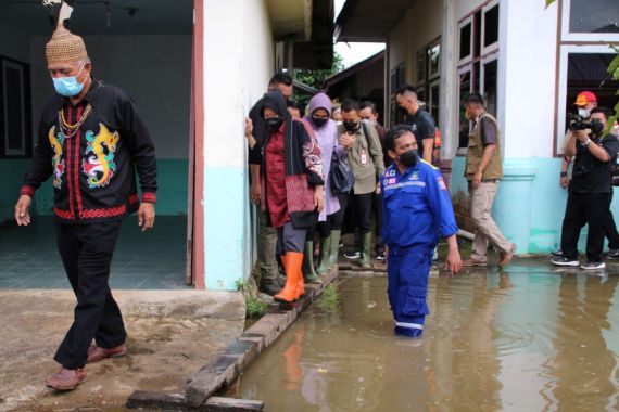 Kemensos Tinjau Desa Perbatasan RI-Malaysia yang Kebanjiran, Risma Singgung Bansos - JPNN.COM