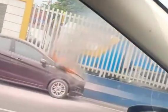 Mobil Ford Fiesta Terbakar di Tol Jagorawi, Begini Kondisi Pengemudi - JPNN.COM