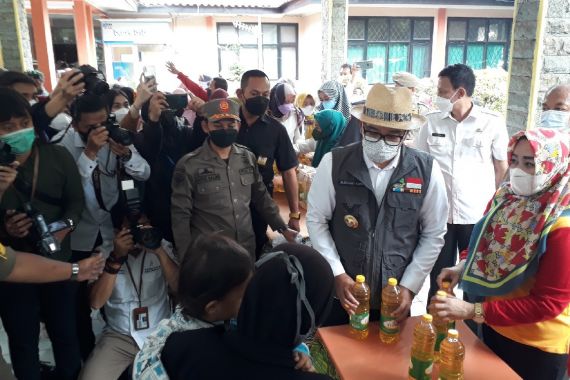 Ridwan Kamil Mendatangi Operasi Pasar Murah di Bekasi, Lihat Gayanya - JPNN.COM