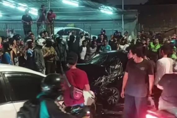 Apa yang Dilakukan Pengendara Honda Brio Ini Jangan Ditiru, Berbahaya! - JPNN.COM