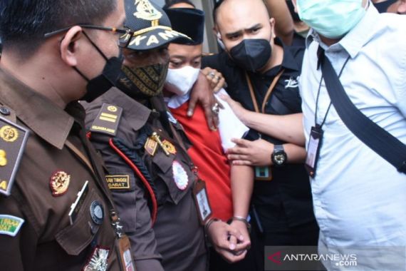 Herry Wirawan Dituntut Hukuman Mati, Begini Reaksi Kuasa Hukum Santriwati  - JPNN.COM