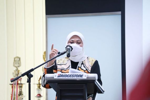 Menaker Ida Beri Saran untuk Manajemen dan Pekerja Bridgestone Tire Indonesia - JPNN.COM