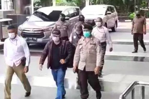 Lihat Nih, 4 Orang yang Diamankan Tiba di Gedung KPK - JPNN.COM