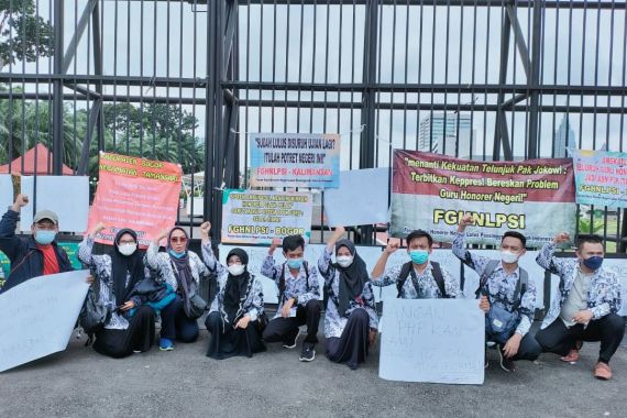 Tolak Seleksi PPPK Guru Tahap 3, Puluhan Honorer Gelar Demonstrasi di Gedung DPR - JPNN.COM