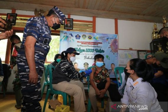 Bersama TNI AL, Bupati Landak Susuri Sungai demi Vaksinasi Warga di Desa Terpencil - JPNN.COM