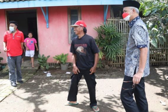 Ganjar Pranowo Membantu Perbaikan Rumah Kader PDIP, Lihat   - JPNN.COM