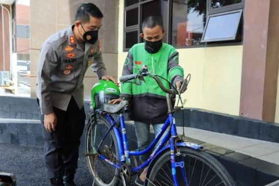 Polisi Berikan Sepeda dan Modal Usaha Kepada Pemuda ni, Lihat - JPNN.COM