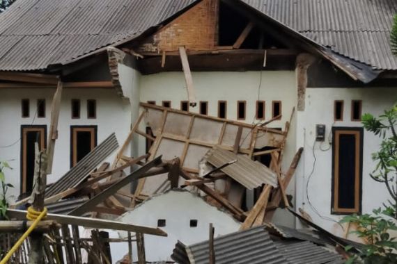 Sejumlah Rumah di Pandeglang Rusak Akibat Gempa, Lihat Fotonya - JPNN.COM