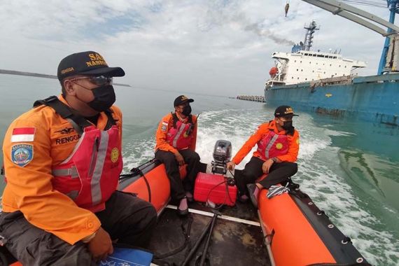 Perahu Terbalik di Pantai Menganti Cilacap, 2 Orang Hilang - JPNN.COM