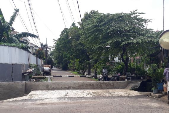 Warga Pondok Bambu Jaktim Bangun Tembok yang Menutup Jalan, Alex Beri Alasan - JPNN.COM