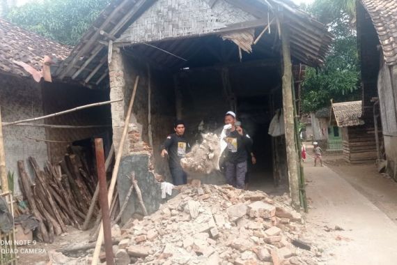 274 Rumah Rusak dan 2 Orang Terluka di Lebak Akibat Gempa Guncang Banten - JPNN.COM