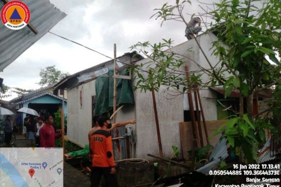 Angin Puting Beliung Terjang Pontianak, Puluhan Rumah Rusak - JPNN.COM