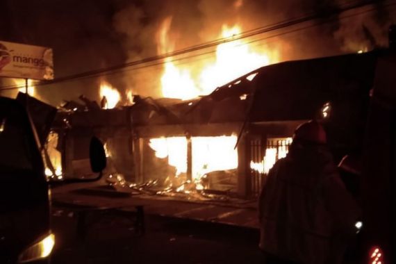 Pasar Bululawang Malang Terbakar, Kerugian Capai Miliaran Rupiah - JPNN.COM