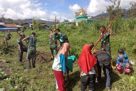 TNI Beraksi di Lahan Kosong Lingkungan Pesantren, Para Santri Berterima Kasih - JPNN.COM