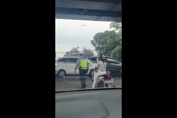 Perhatikan Wanita Ini, Lakukan Aksi Tak Terpuji kepada Polisi di Tengah Jalan - JPNN.COM