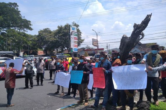 Ratusan Warga Serbu Kantor DPRD Terkait Peristiwa Pembuangan Sesajen di Semeru - JPNN.COM