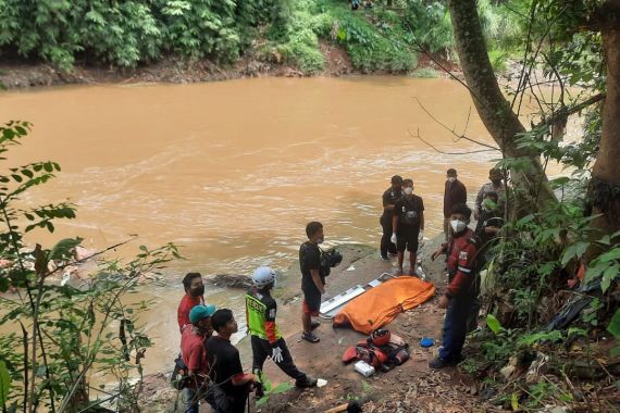 Heboh, Sesosok Mayat Pria Mengapung di Sungai Ciliwung, Mungkin Anda Kenal? - JPNN.COM
