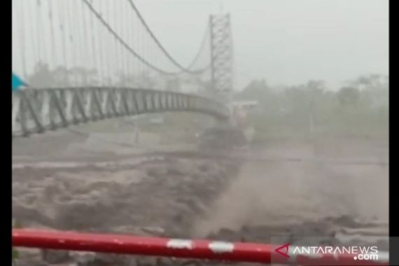 Waspada, Debit Banjir Lahar Dingin Gunung Semeru Meningkat - JPNN.COM