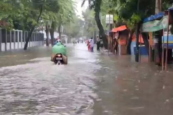 Banjir Menggenang Jalan di Pulogadung, Lihat Fotonya - JPNN.COM