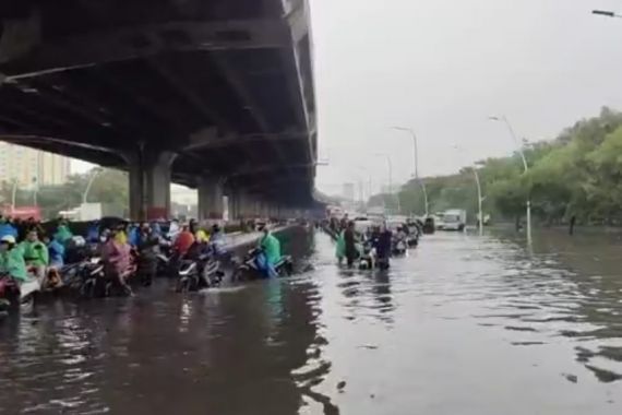 Jalan Jenderal Ahmad Yani Jaktim Tergenang Banjir, Macet Total, Lihat nih - JPNN.COM