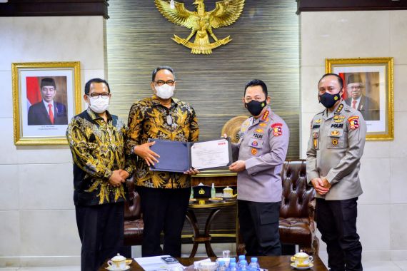 Menerima Sertifikat dari BPK, Jenderal Sigit Minta Polisi Punya Kemampuan Auditor - JPNN.COM