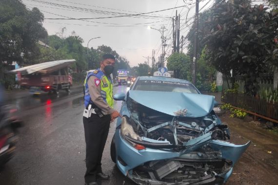 Tabrakan Beruntun di Bekasi, Tiga Mobil Ringsek, Penyebabnya Ya Ampun - JPNN.COM
