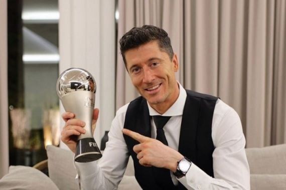 Gagal Rebut Ballon d'Or, Robert Lewandowski Bawa Pulang FIFA Awards 2021 - JPNN.COM