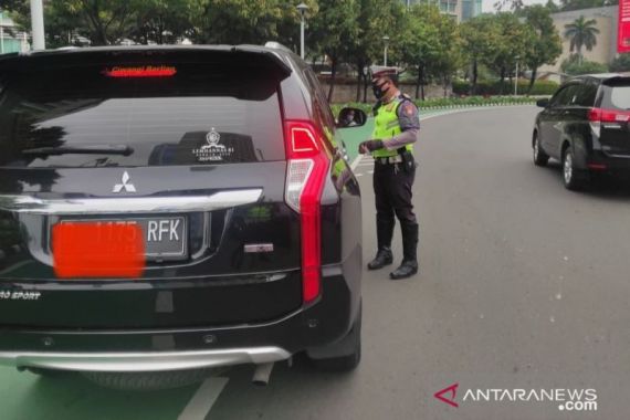 Pelat Nomor 'Dewa' Berseliweran di Jalan - JPNN.COM