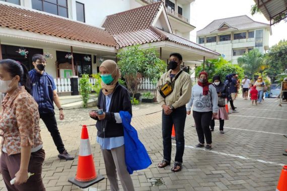 Warga Antusias, Ribuan Liter Minyak Goreng Murah di Kecamatan Pesanggaran Ludes - JPNN.COM