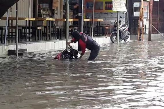 Banjir di Kelurahan Tegal Alur Tak Kunjung Surut, Anak Buah Anies Baswedan Beri Alasan Begini - JPNN.COM