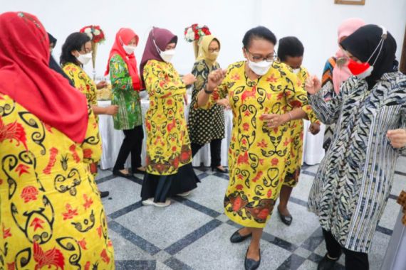 Lihat Keseruan Mama-Mama Papua Menari bersama Istri Ganjar Pranowo - JPNN.COM