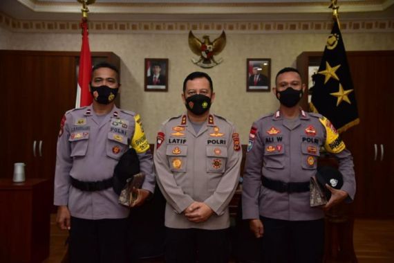 Kapolri Jenderal Listyo Beri Penghargaan kepada 6 Anggota Polda Maluku - JPNN.COM